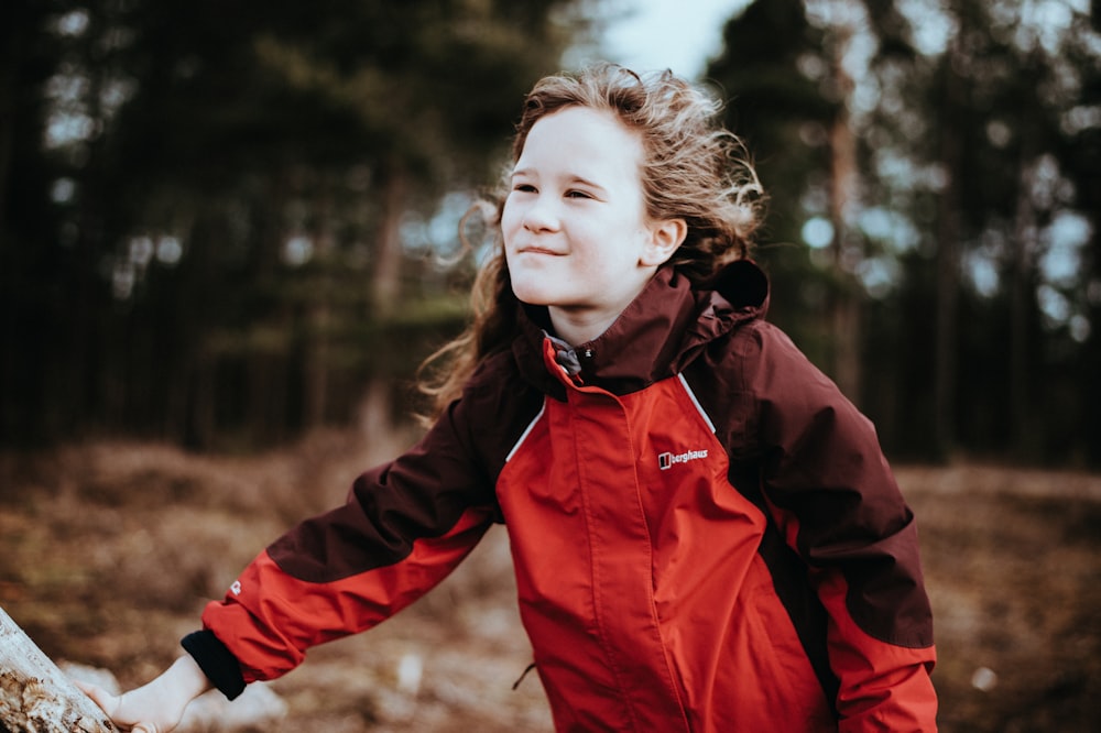 Mädchen trägt Windjacke