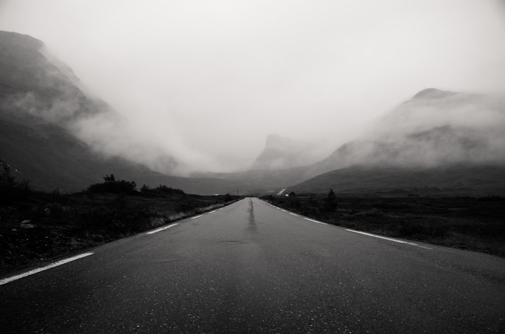 Fotografía en escala de grises de la carretera