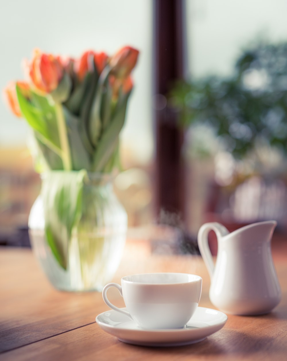 Foto de poca profundidad de campo de taza de té blanca en platillo