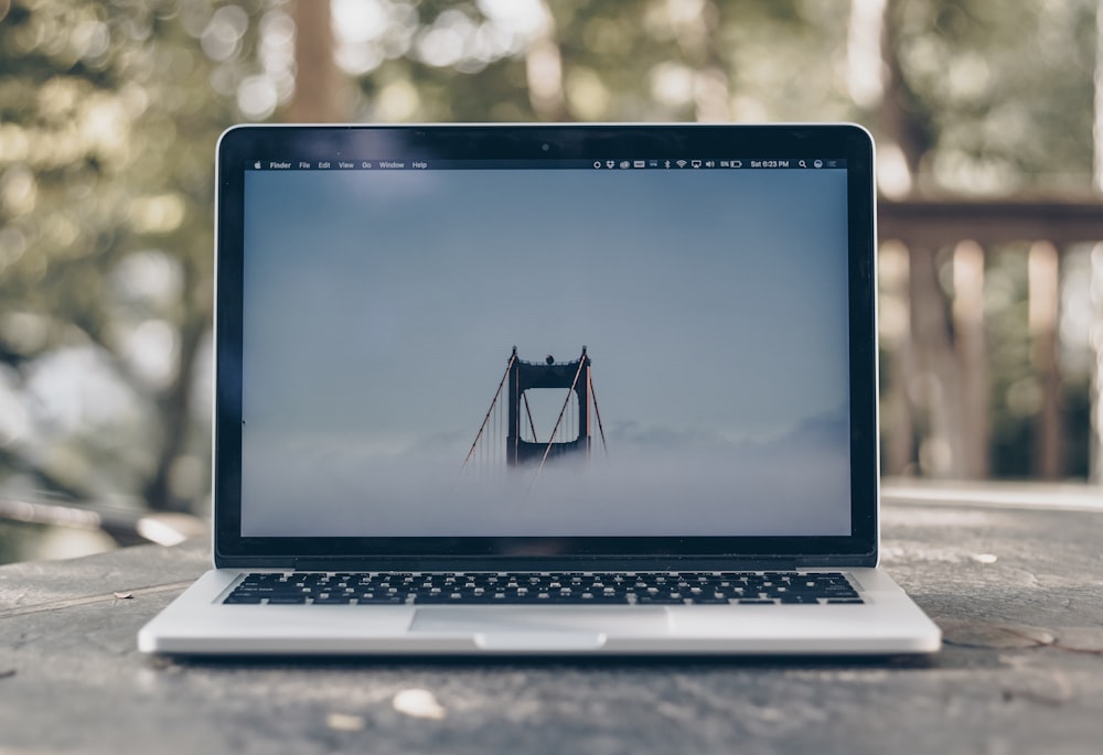 allumé MacBook Pro sur une surface grise