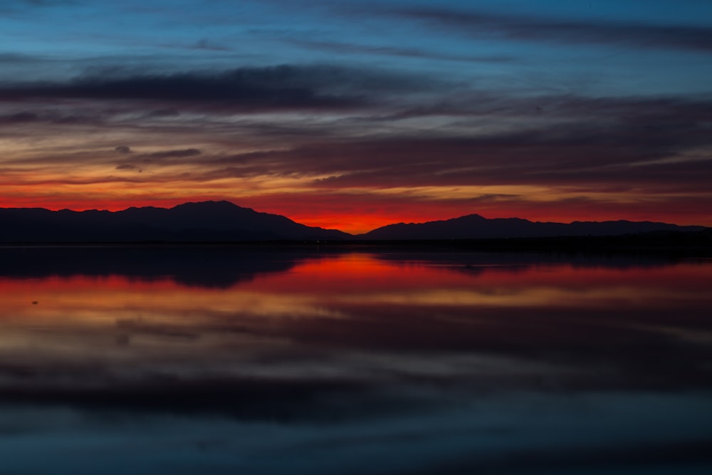 Landschaftsfotografie einer Insel, die während der goldenen Stunde von Nebel umgeben ist