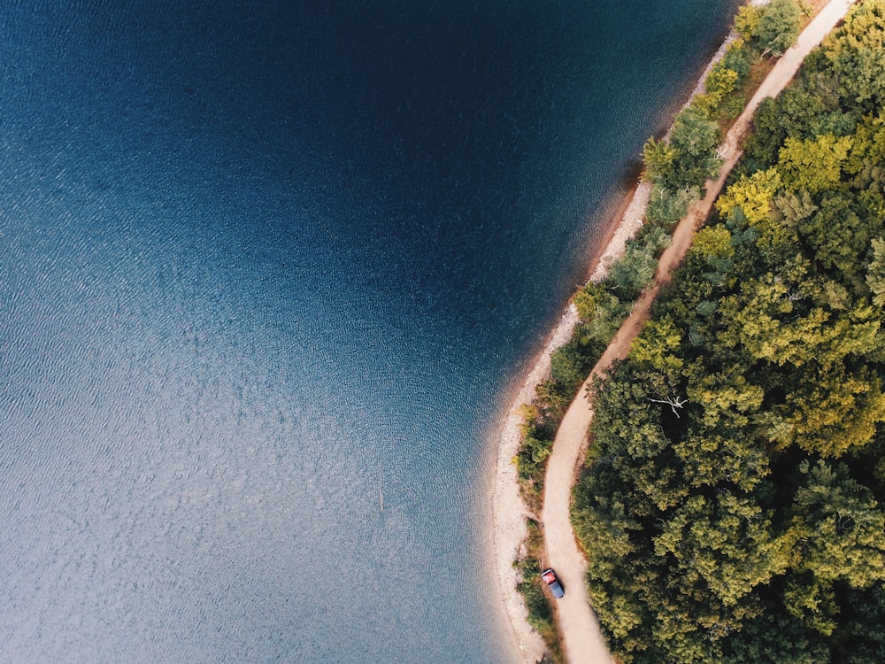 Photographie de vue de dessus du bord de mer