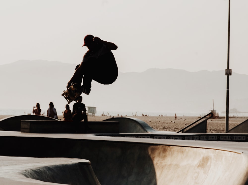 uomo che fa acrobazia skateboard