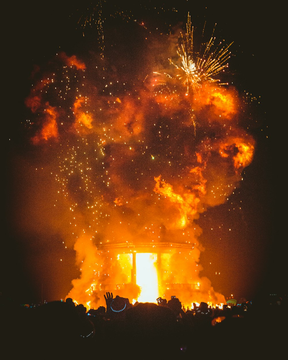 Un gran fuego se enciende en el cielo nocturno