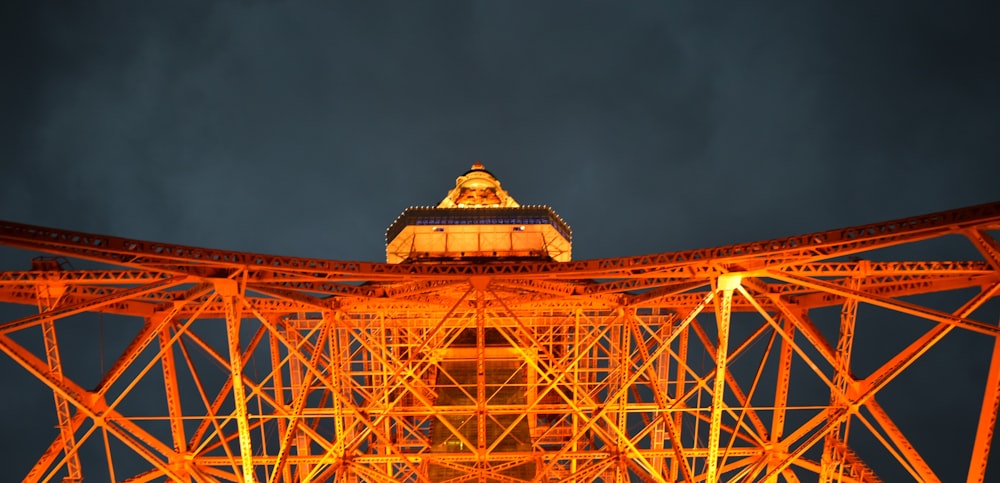 Fotografía de gran angular de la Torre Eiffel durante la noche