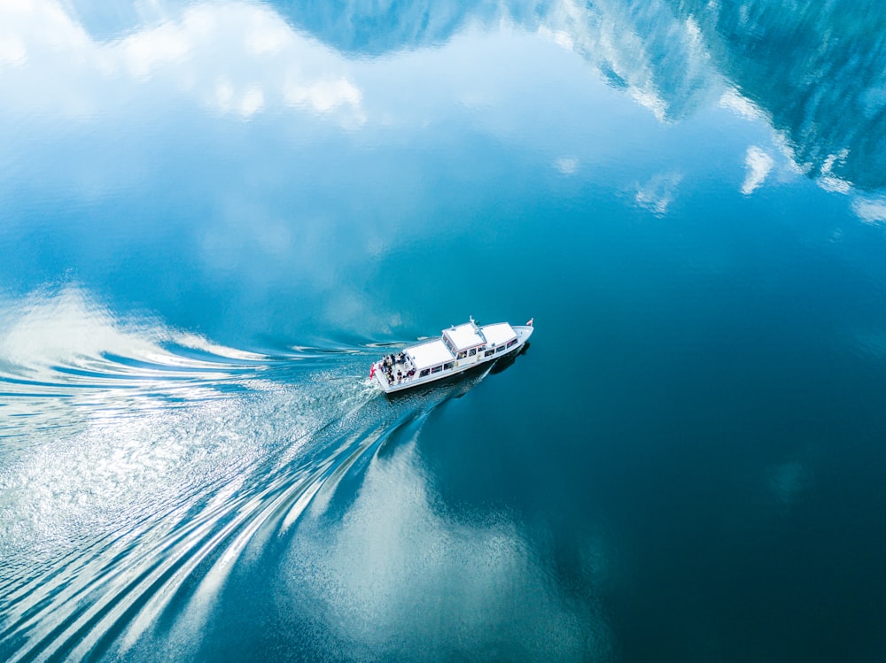 Photographie à vol d’oiseau d’un bateau blanc