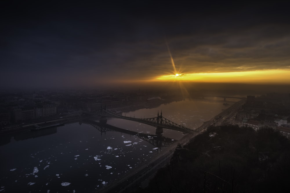 Photographie aérienne d’un pont au-dessus d’un plan d’eau à l’heure dorée