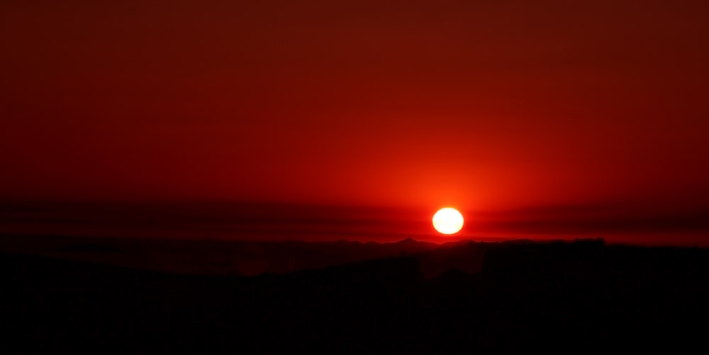 Silueta de la montaña durante la puesta del sol