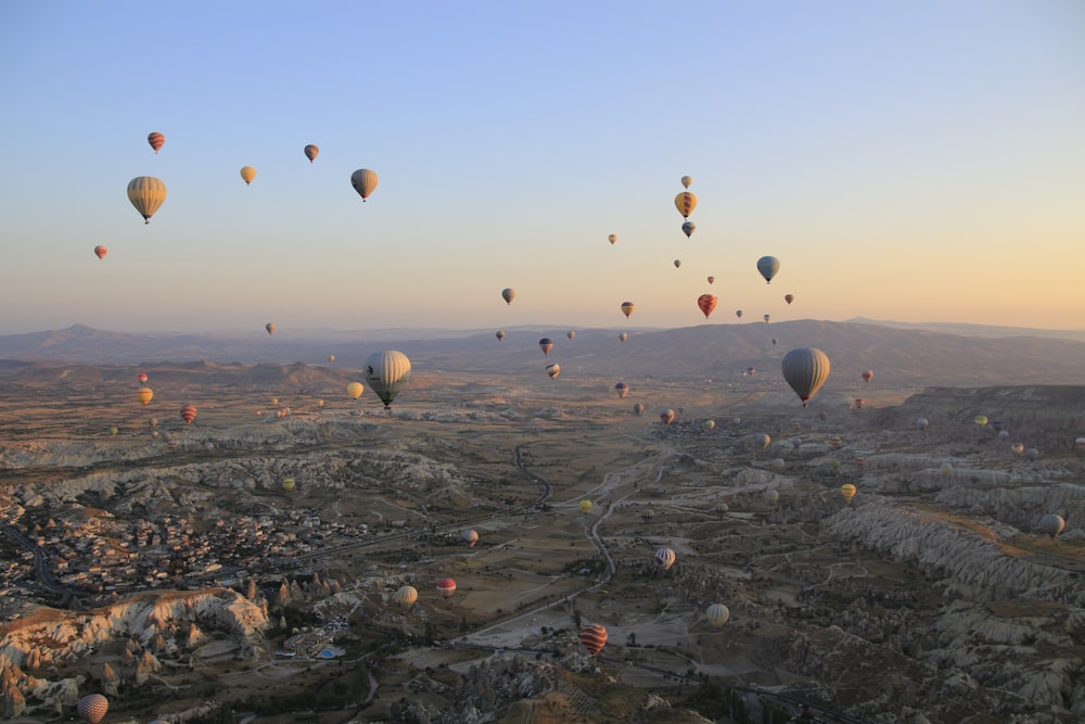 globos aerostáticos de colores variados en el aire