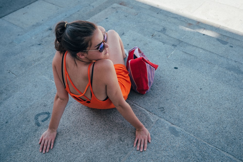 mulher sentada nas escadas