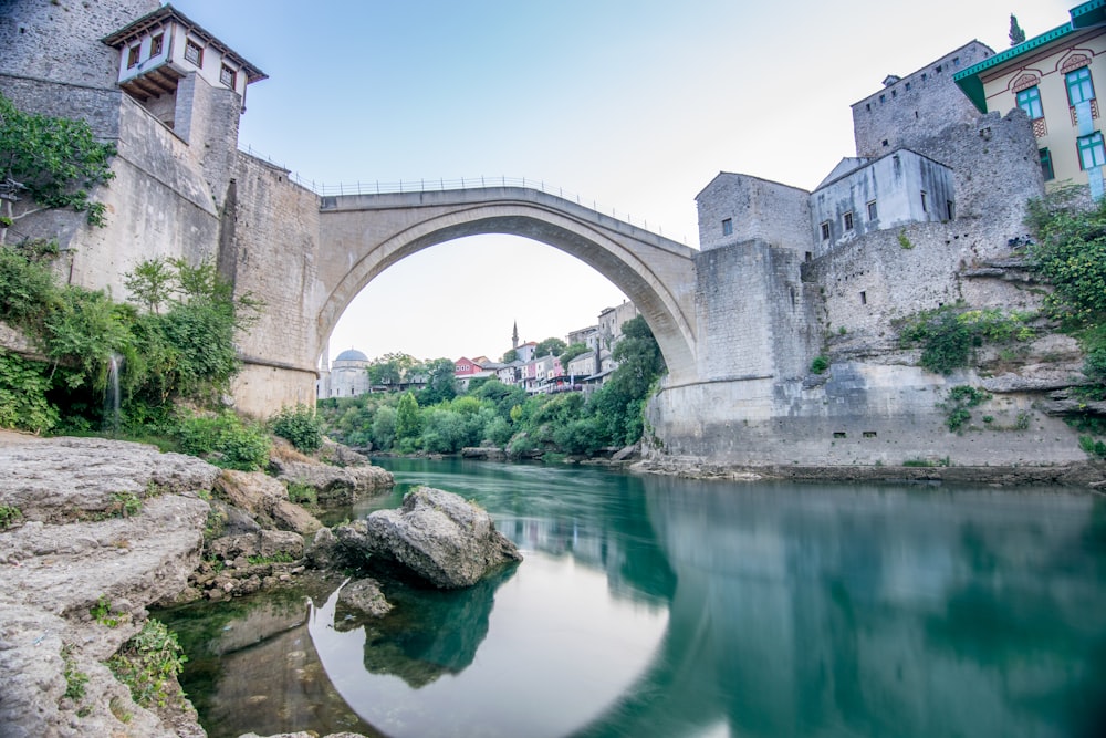 Calma de la masa de agua bajo el puente de hormigón gris