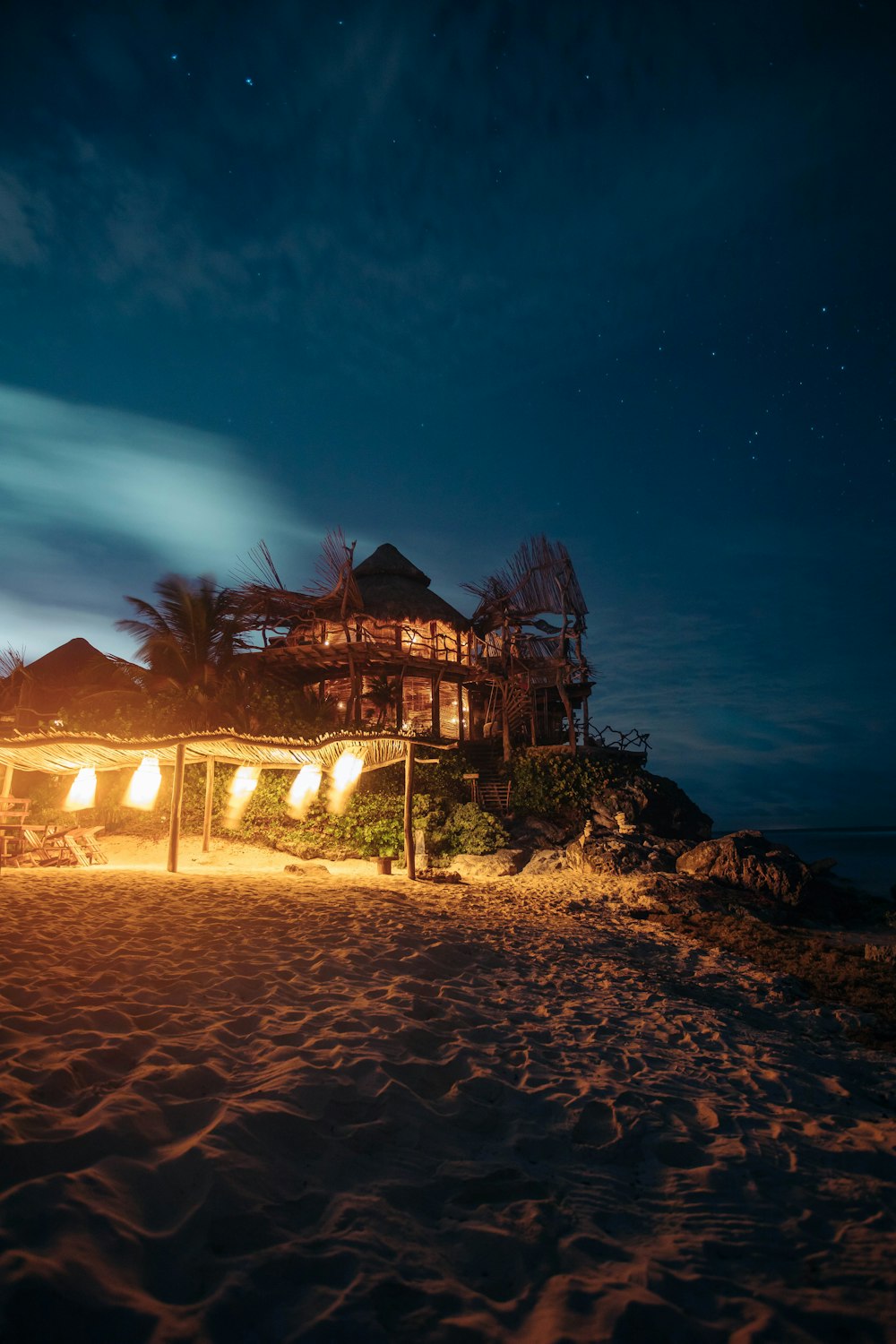 Braunes Zelt auf braunem Sand unter blauem Himmel während der Nacht