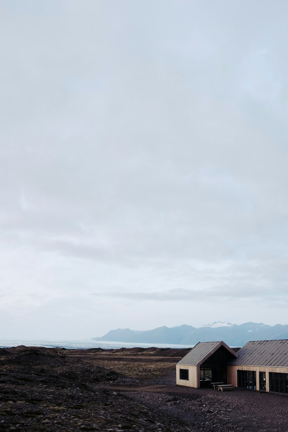 Casa cerca de la orilla del mar bajo el cielo nublado