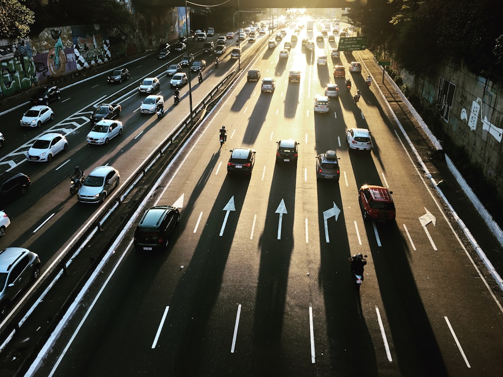 Photographie aérienne d’une route d’autoroute