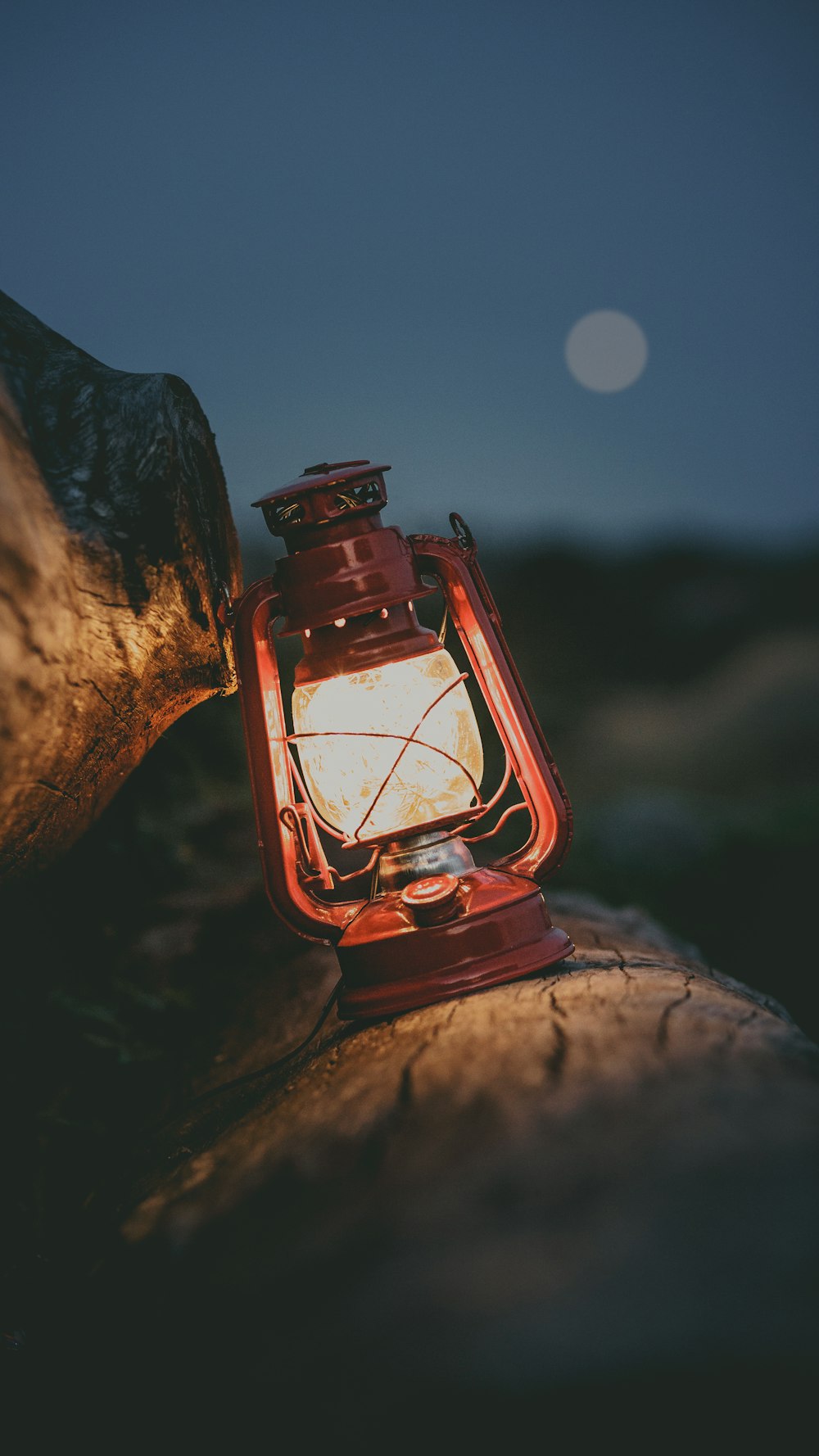 Selektive Fokusfotografie einer eingeschalteten Röhrenlampe