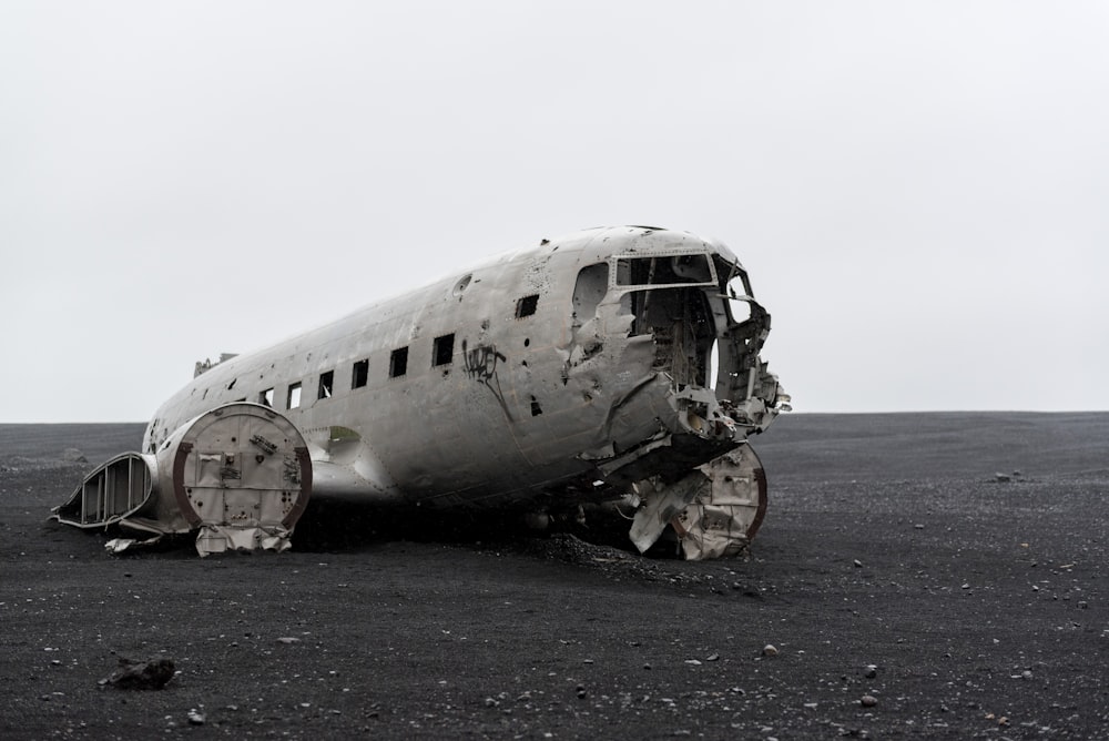 fotografia in scala di grigi di un aereo distrutto