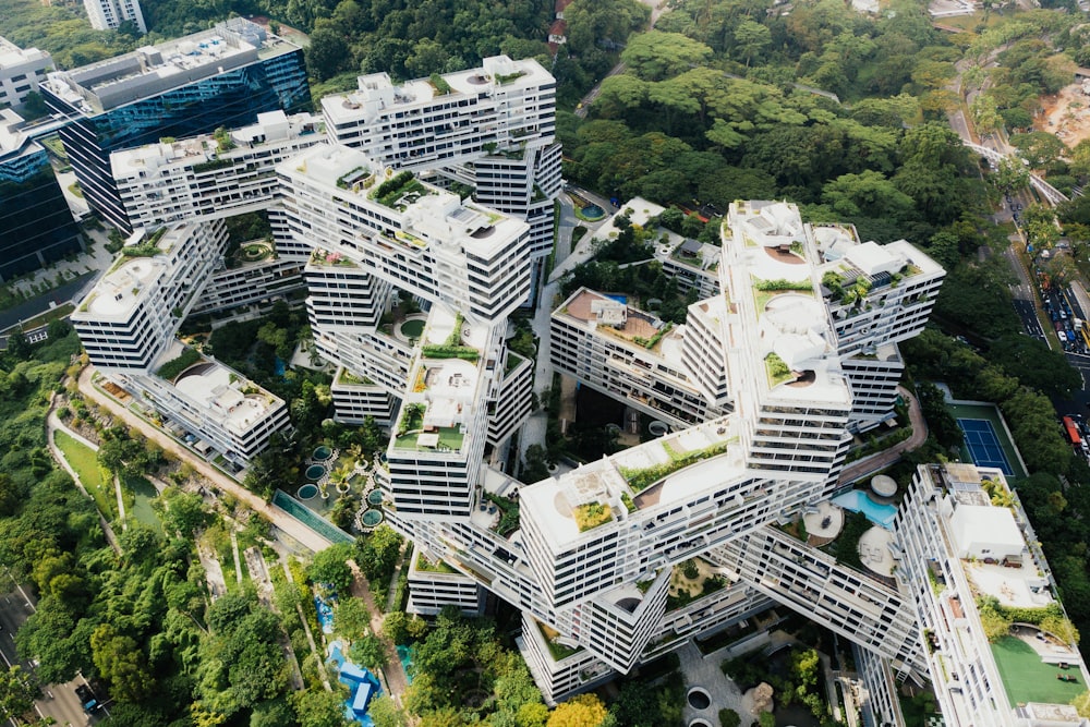 fotografia aérea do edifício arquitectónico branco