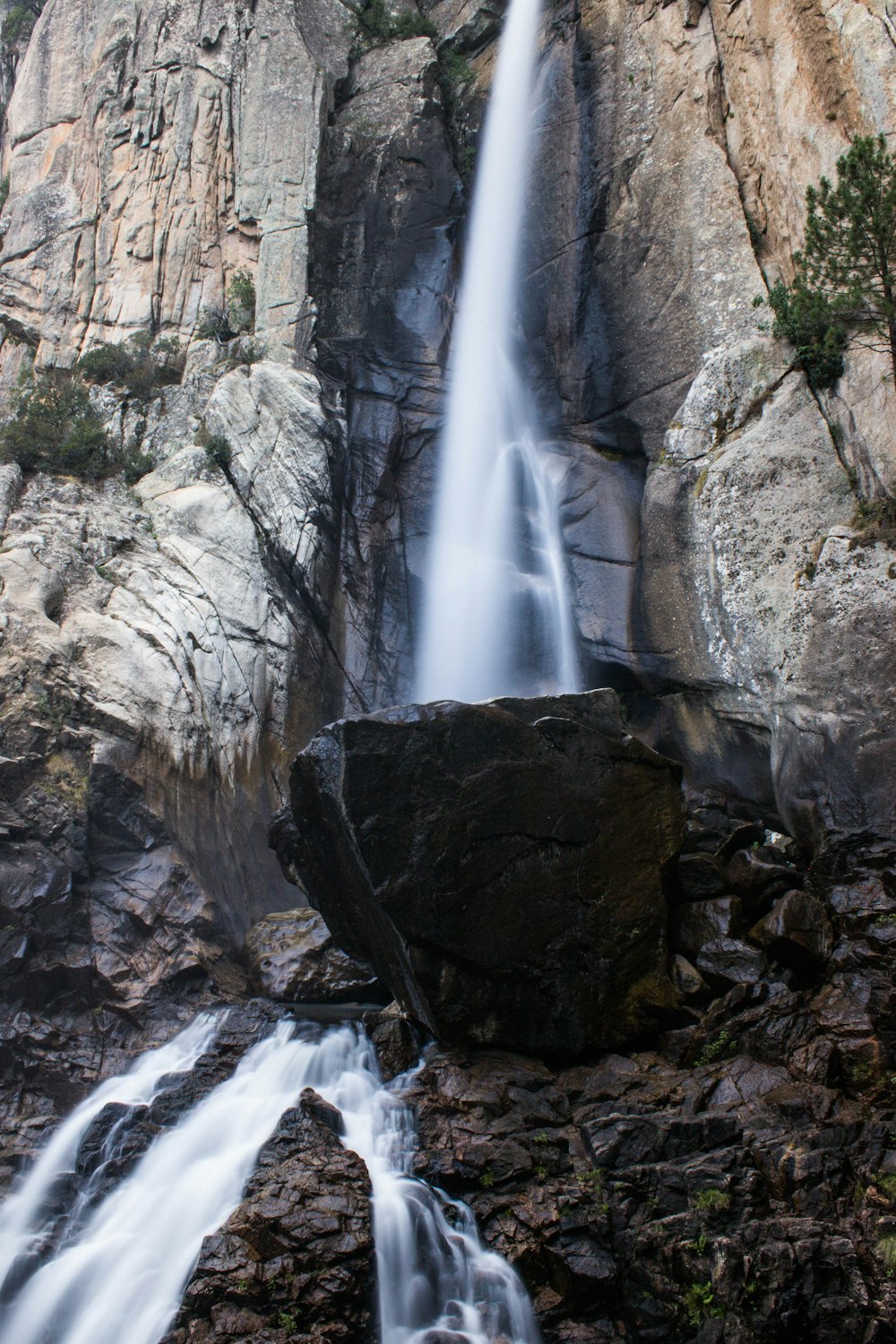 brown rock formation with waterfalls during daytme