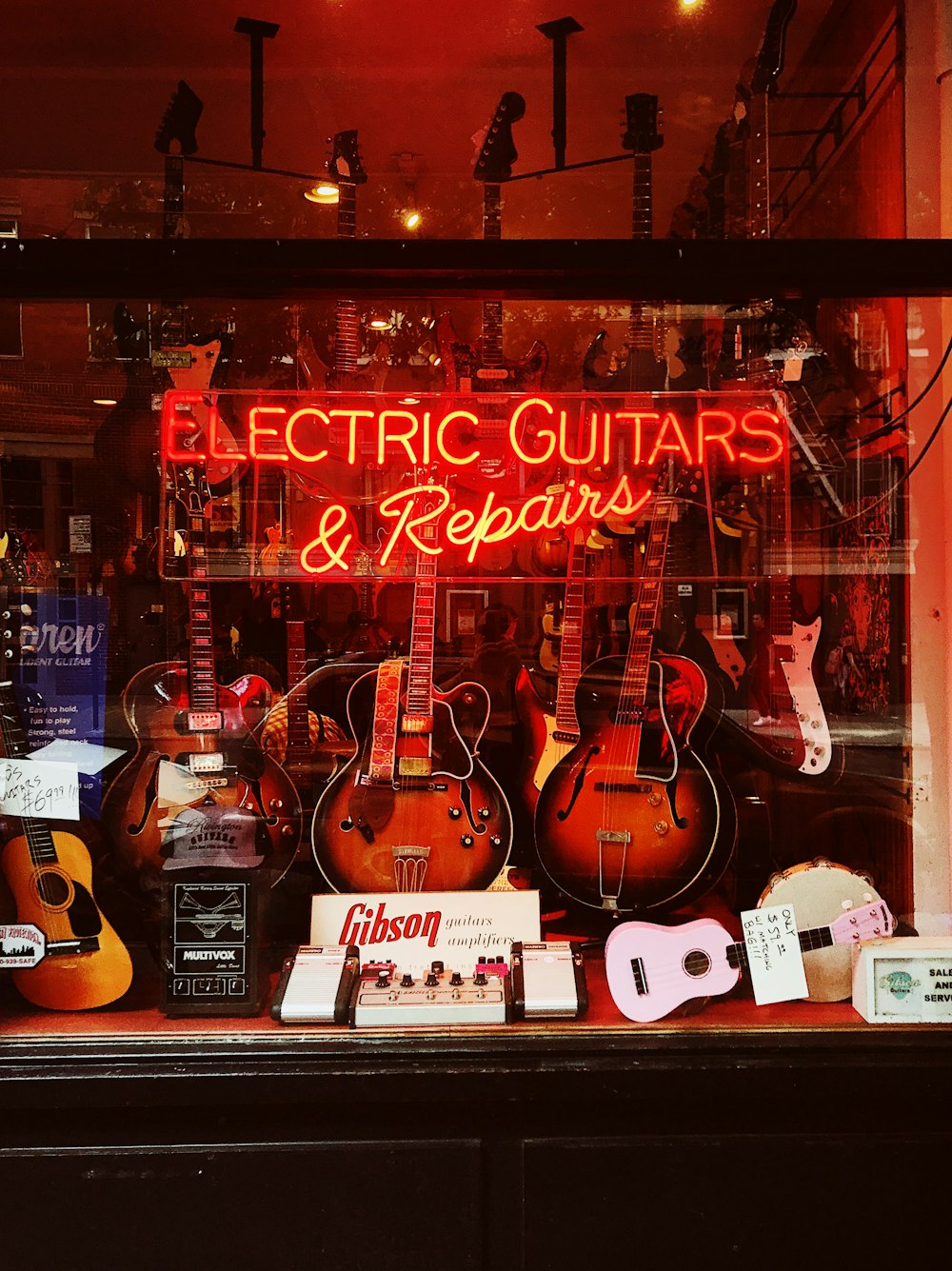 Guitares électriques rouges signalétique au néon