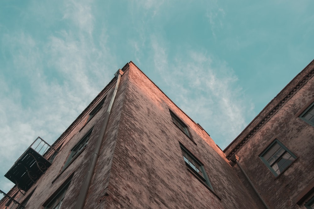 갈색 벽 페인트 고층 건물