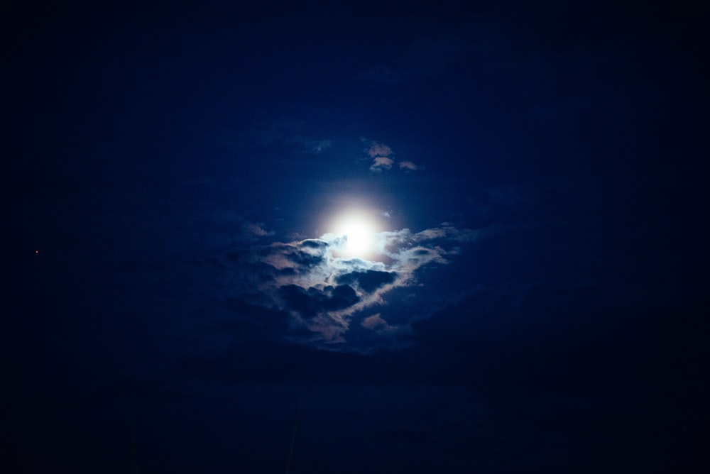 luna bianca coperta di nuvole