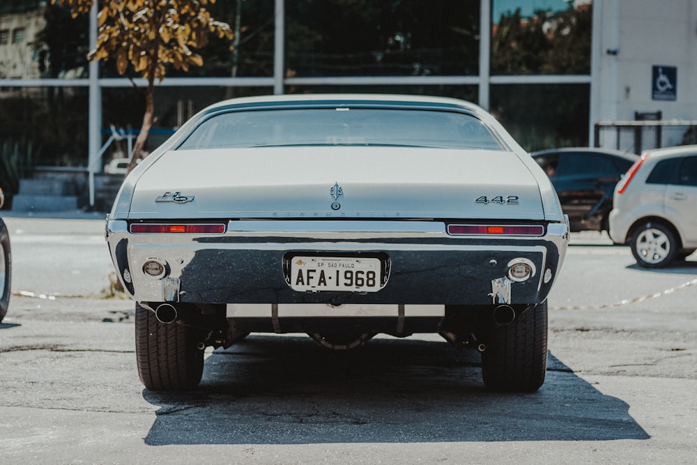 carro branco em movimento