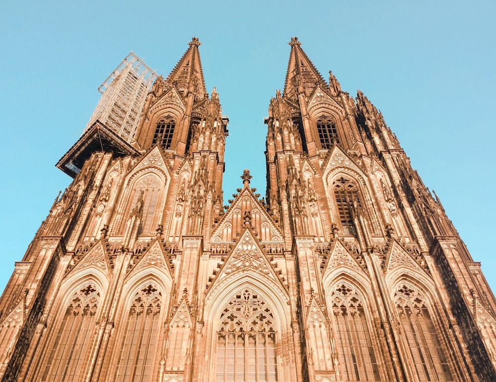 fotografía de ángulo bajo de la Catedral de Colonia, Francia