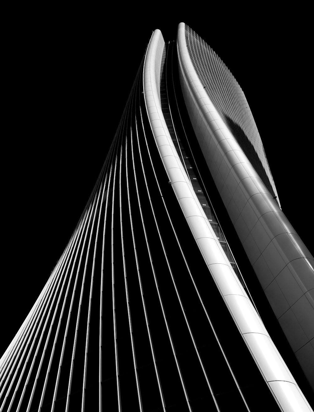 Photographie en plongée d’un bâtiment en béton gris