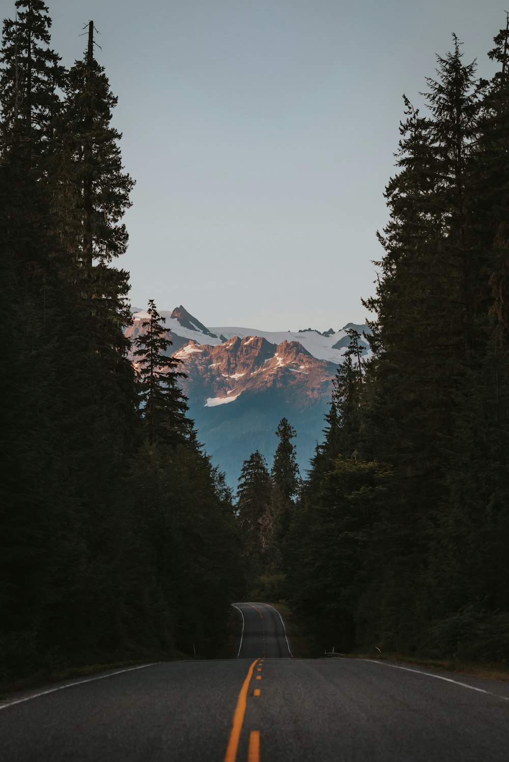 fotografia de paisagem de montanhas, árvores e estradas