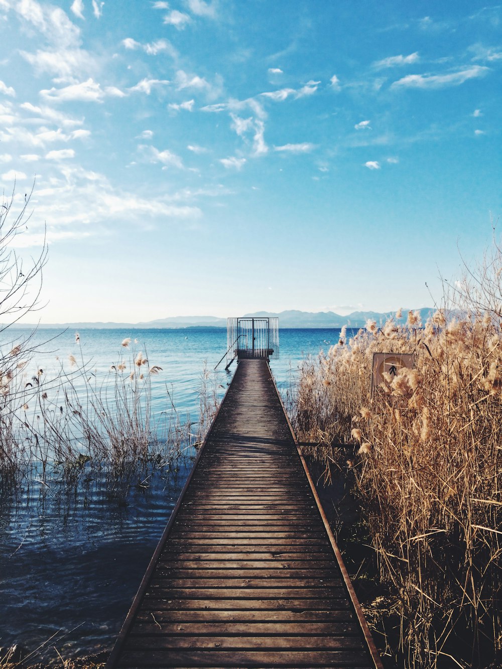 Foto von braune Holzpromenade in der Nähe des Meeres