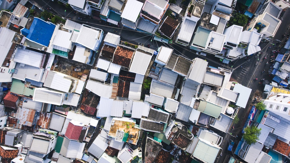 Fotografie von Hausdächern aus der Vogelperspektive