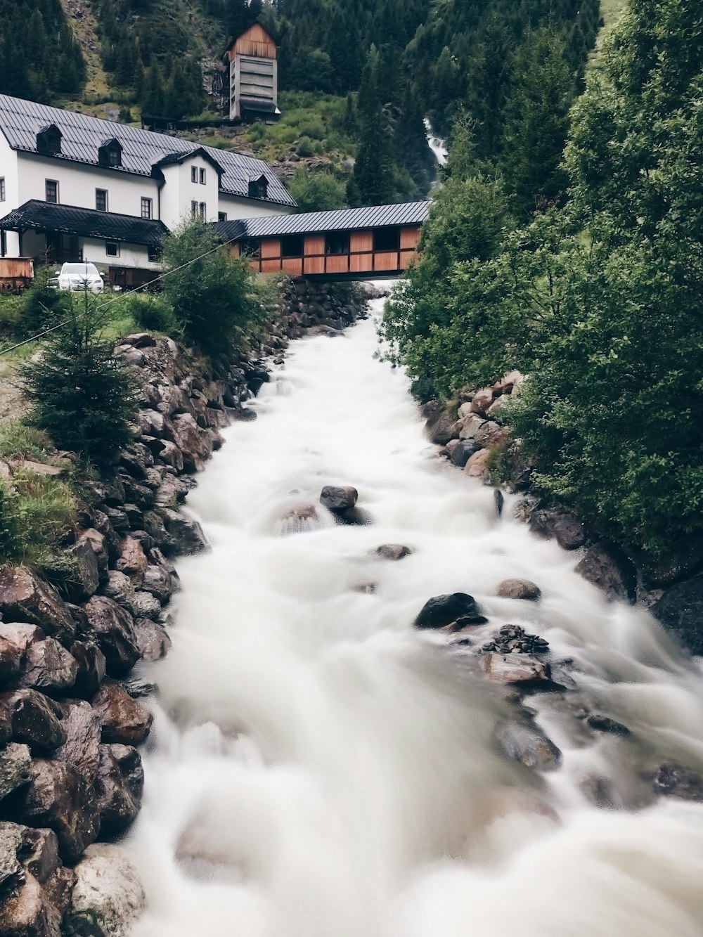 Photographie en accéléré du ruisseau près des maisons