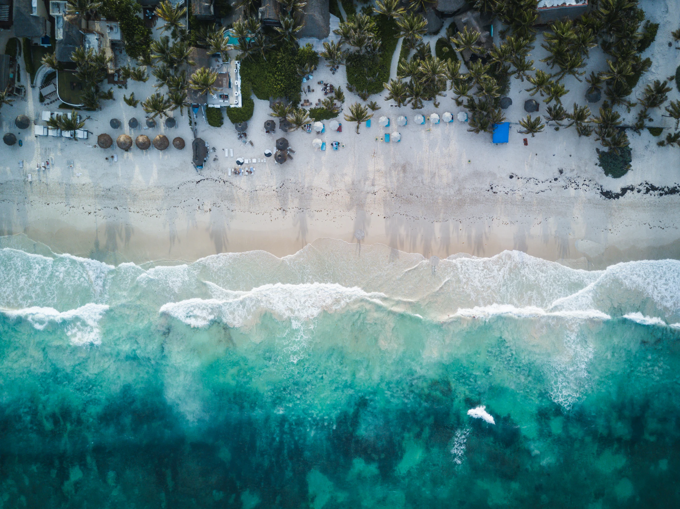 Vista aérea da costa caribenha na Riviera Maya