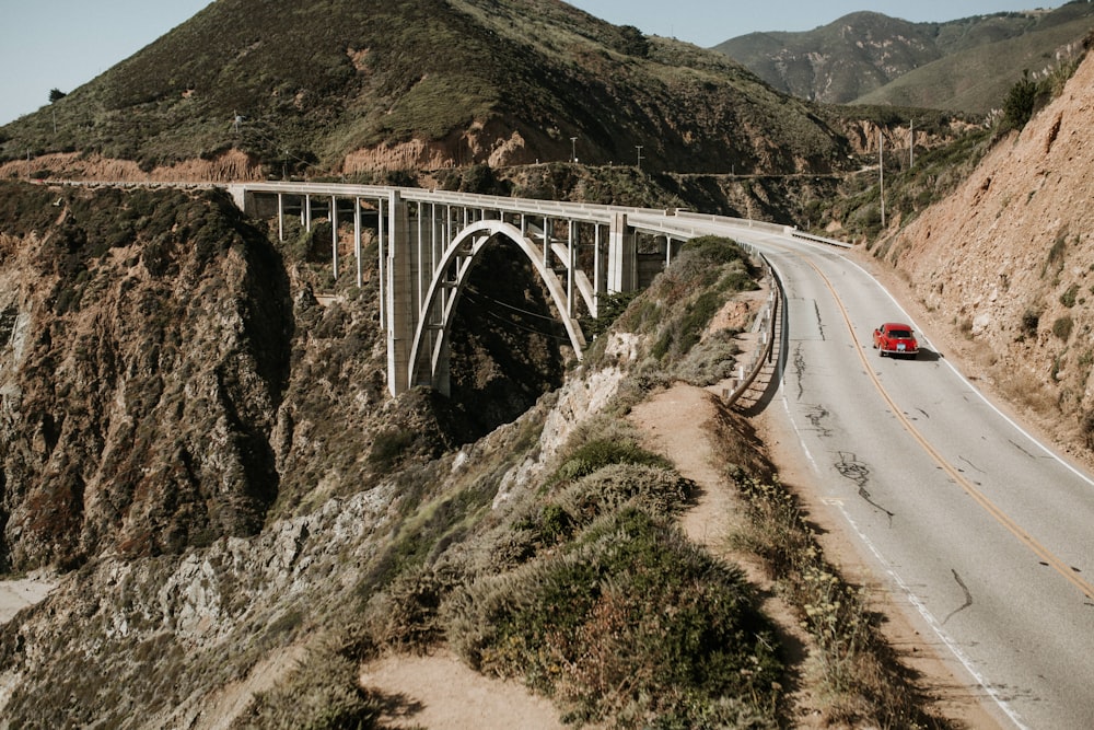 Vehículo rojo en el puente