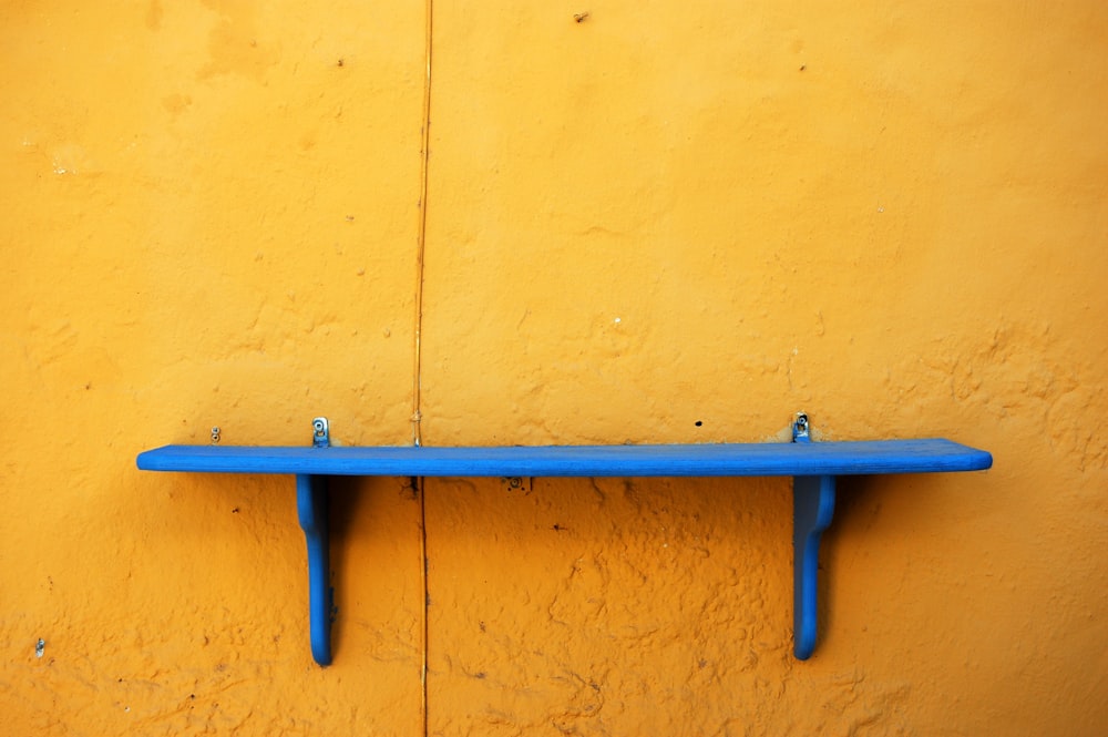 青い木製のフローティングシェルフのフォーカス写真