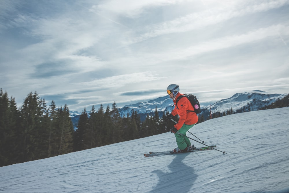pessoa usando pranchas de esqui durante o dia fotografia
