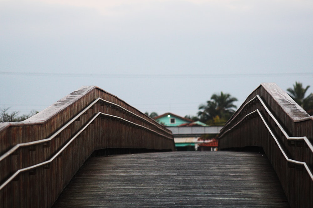 Puente de madera marrón durante el día