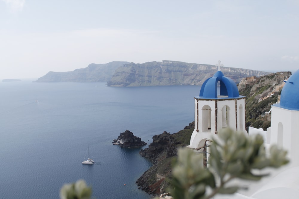 ギリシャ・サントリーニ島の白と青のドームビルの昼間のセレクティブフォーカス撮影