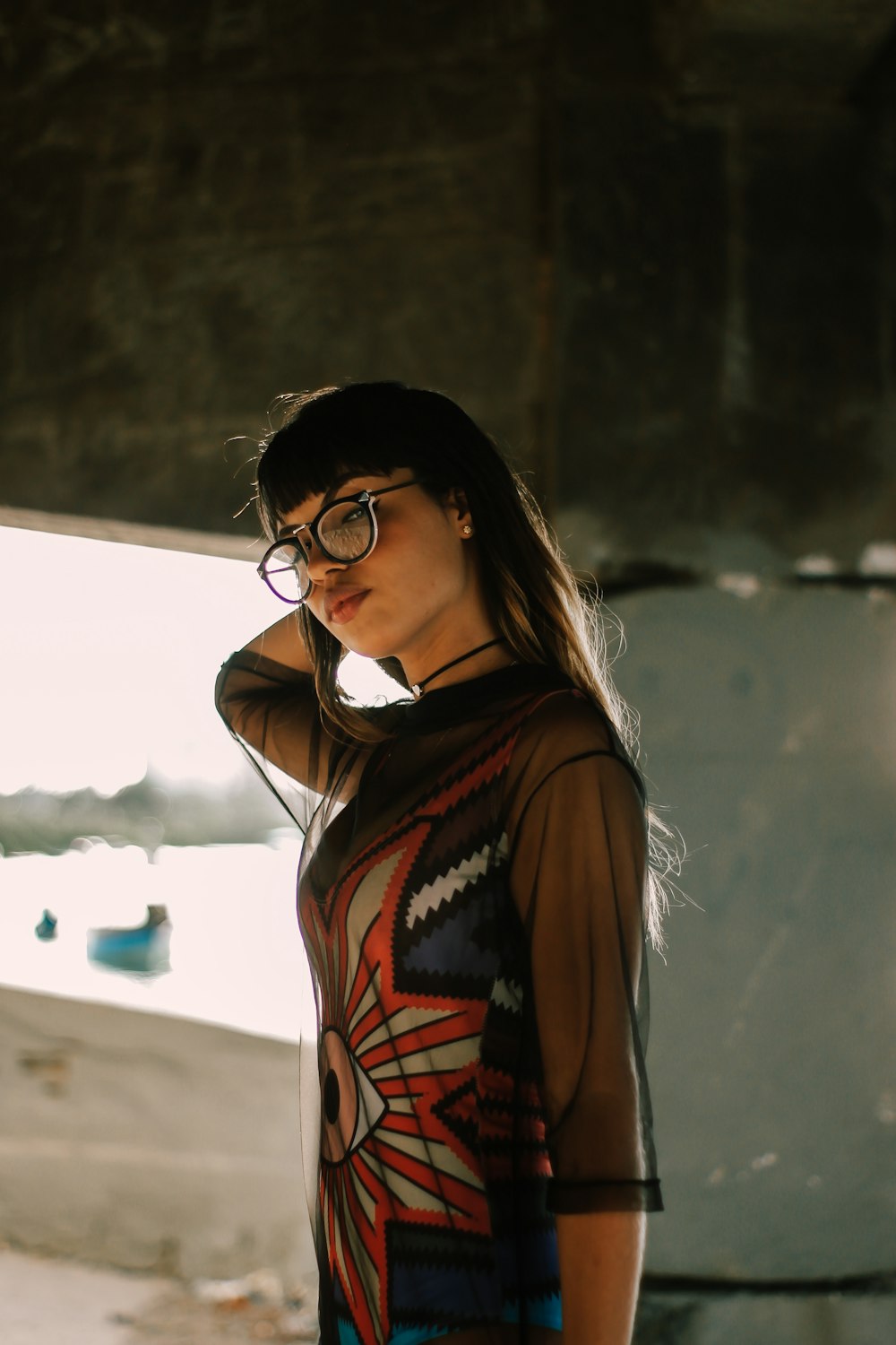 Photographie sélective de la femme portant des lunettes