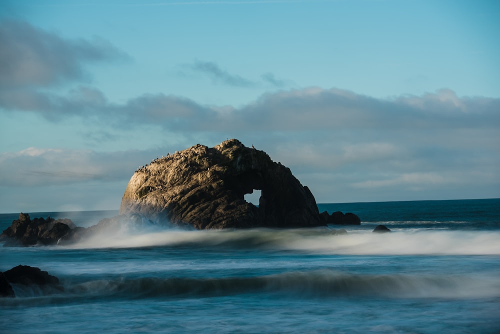 Formação rochosa marrom perto do mar