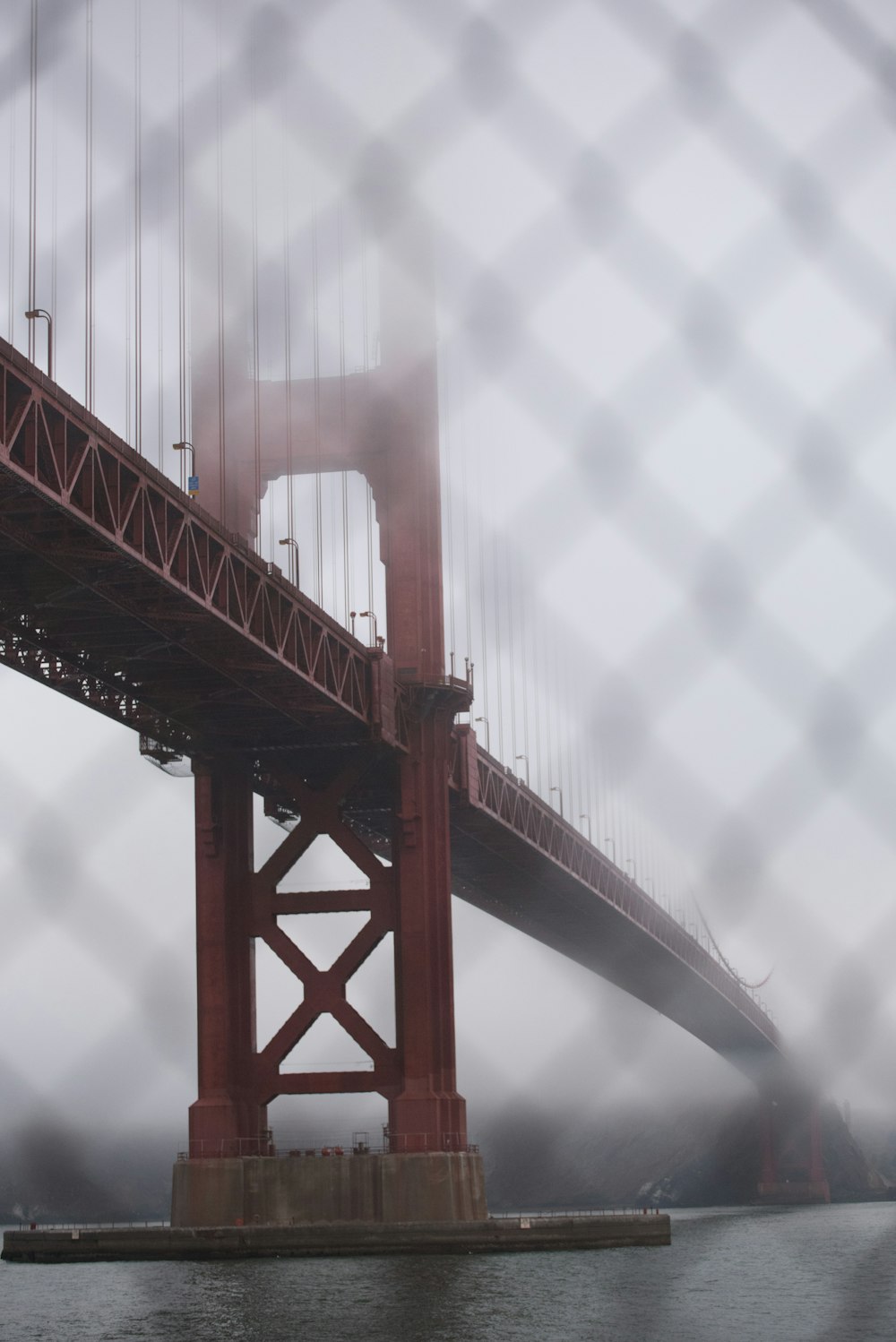 photo en contre-plongée du Golden Gate Bridge par temps de brouillard