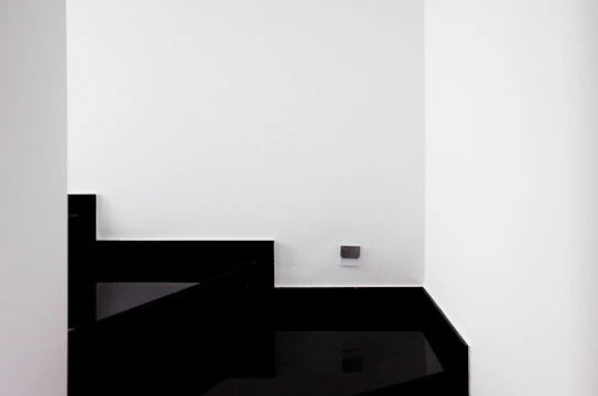 Elegant home interior featuring black and gold Licht switches complementing minimalist decor.