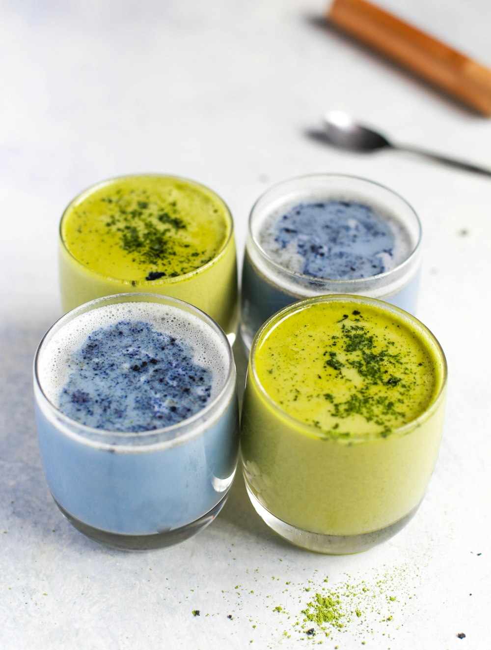 deux liquides verts et bleus dans des verres