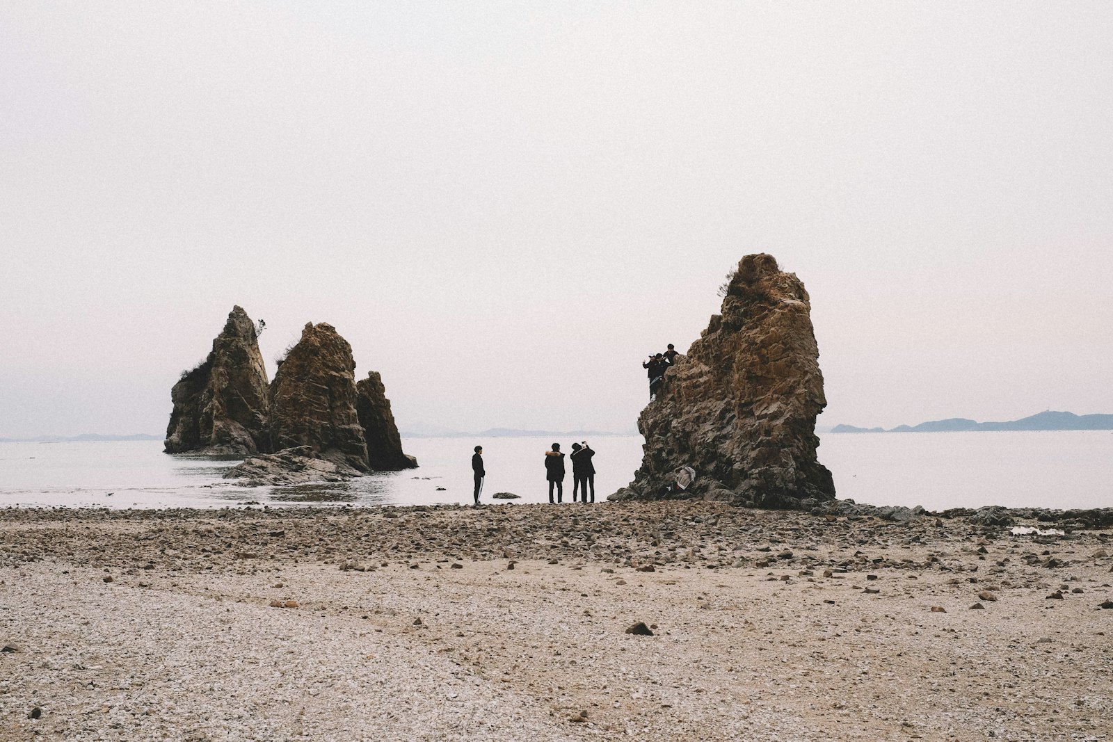 Fujifilm X-T10 + Fujifilm XF 35mm F1.4 R sample photo. Three people standing near photography