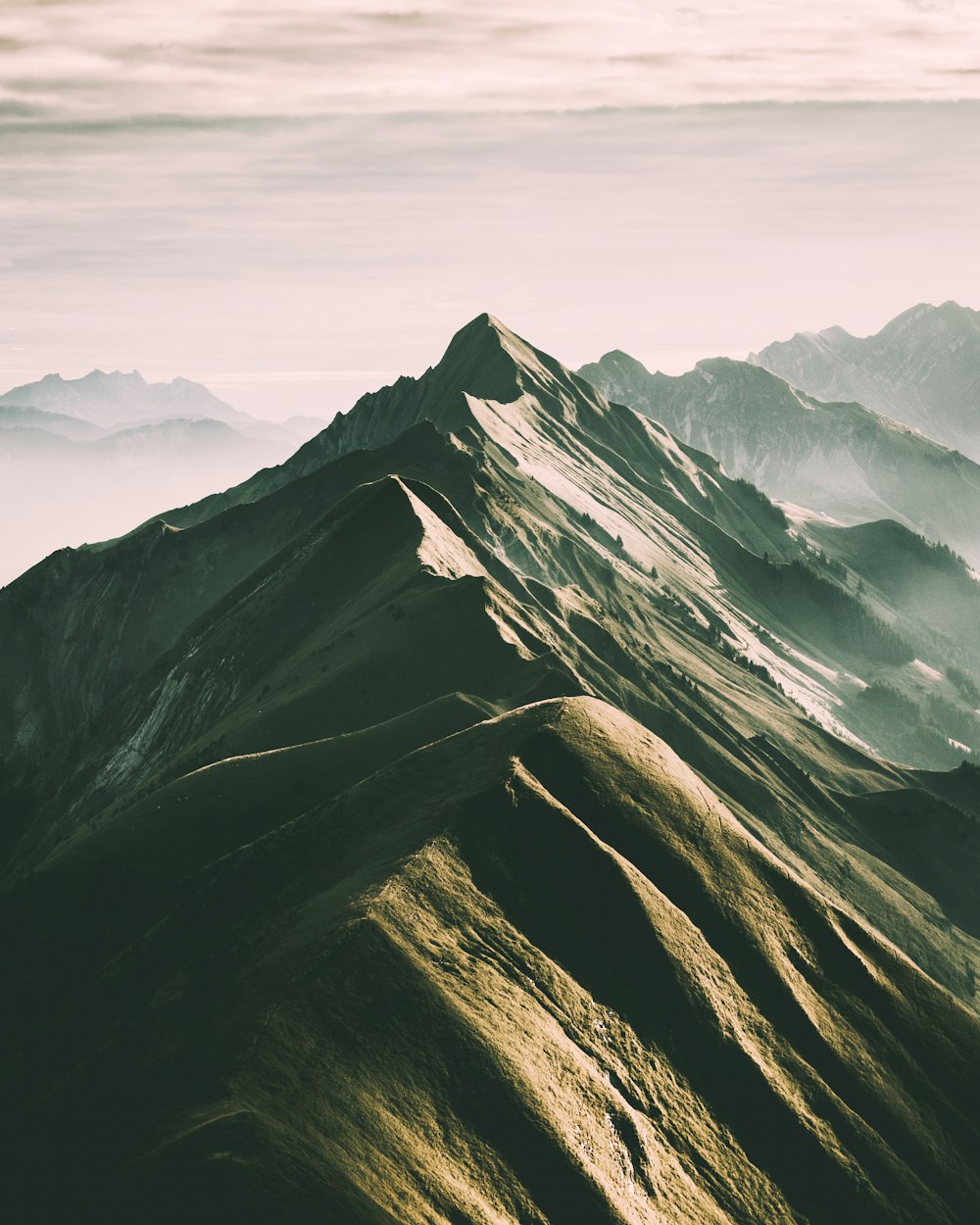 Photographie aérienne de la montagne grise et brune