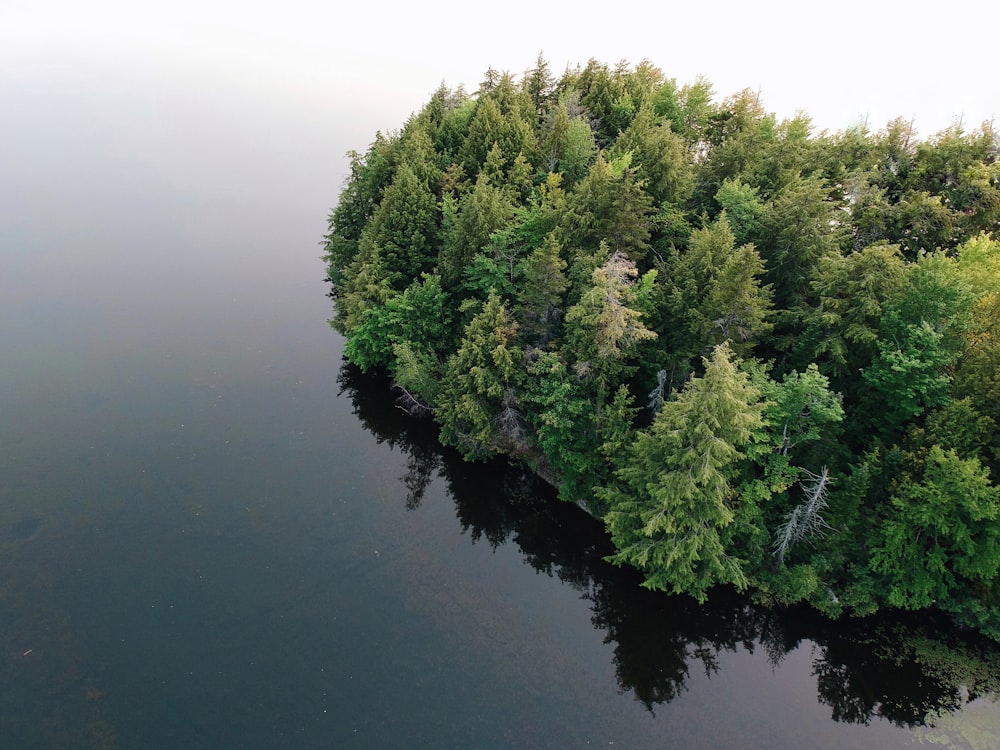 Luftaufnahme der Insel, die von einem Gewässer umgeben ist