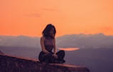 mindfulness cursus in Hoorn - vrouw die mediteert