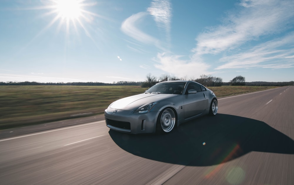 Photo d’un coupé gris sur la route de jour