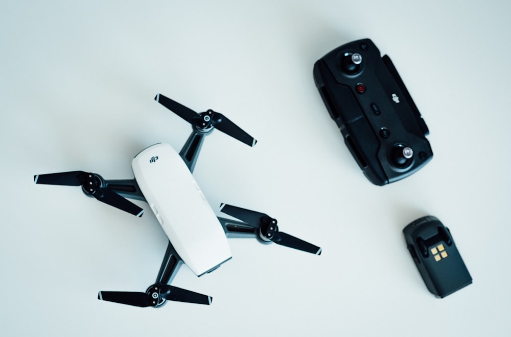 drone quadricoptère blanc et noir sur table blanche
