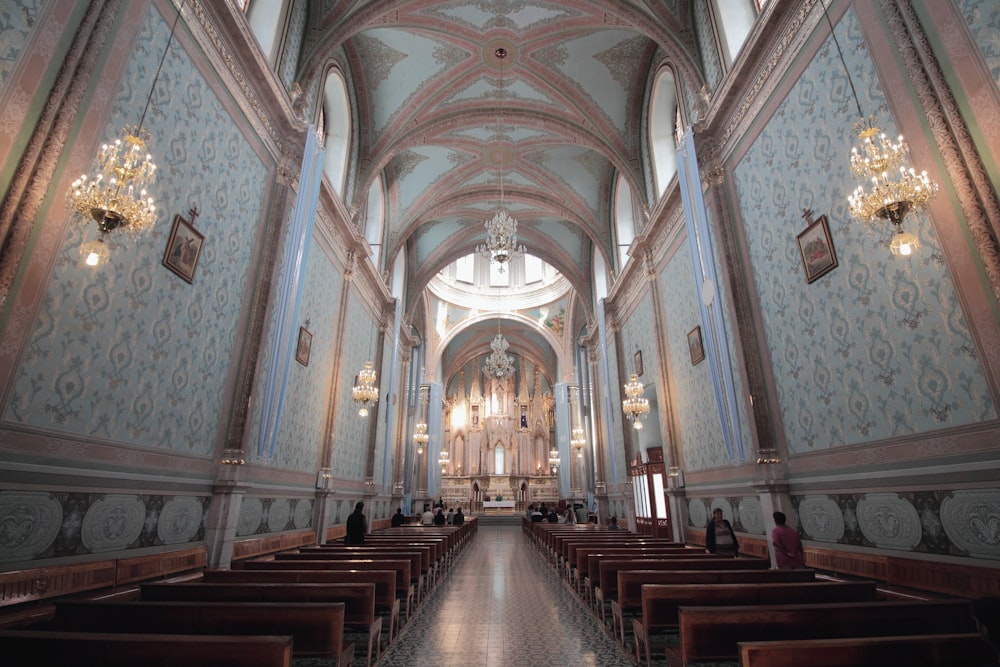 Allée de l’église entre le banc de l’église en bois